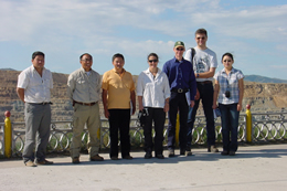 Das deutsch-mongolische Wissenschaftlerteam bei einer früheren Erkundung im Kupfertagebau Erdenet (Bild anzeigen)