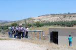 Die technischen Fachkräfte bei praktischen Übungen an einem Wasserversorgungsbrunnen.