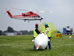 Start des BGR-Hubschraubers mit der IPHT-Sonde