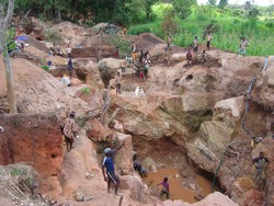 Artisanaler Kleinbergbau auf "Coltan" in Mosambik