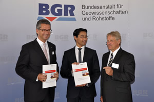 BGR-Präsident Prof. Dr. Hans-Joachim Kümpel übergibt die DERA-Rohstoffliste 2012 an Bundeswirtschaftsminister Dr. Philipp Rösler und den BDI-Vizepräsident Ulrich Grillo